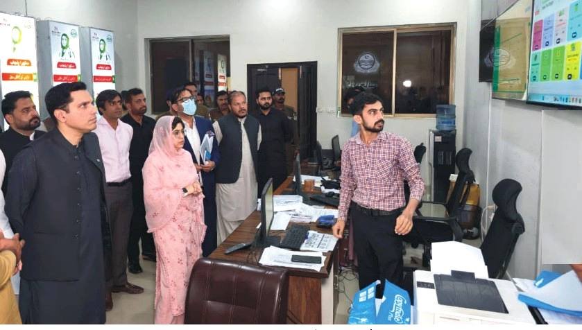 Commissioner Dr Imran Hamid Sheikh visits the Suthra Punjab control room in Toba Tek Singh