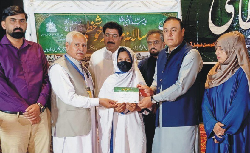 Director Arts Council Imran Raza distributing certificates at calligraphy exhibition