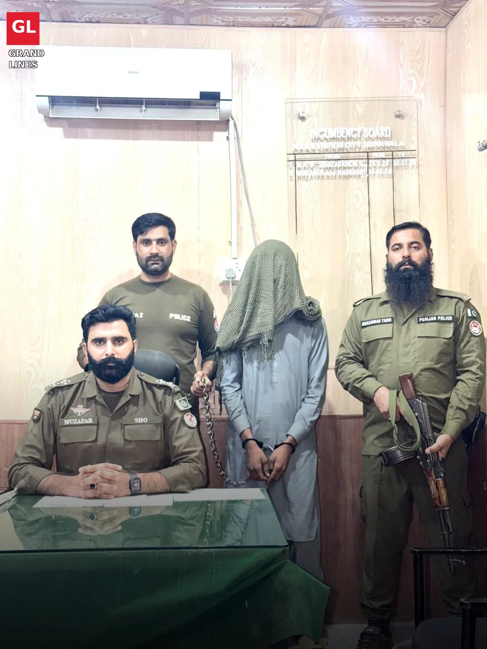 SHO City Jaranwala with man arrested in robbery case in Faisalabad