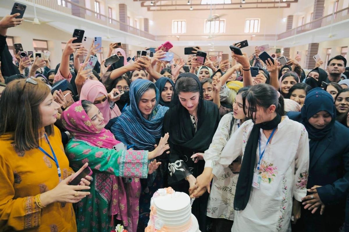 The chief minister cuts a cake with students in the multipurpose hall at the University of Rasul