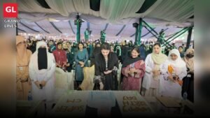 The chief minister cuts a cake with students at the University of Rasul ceremony