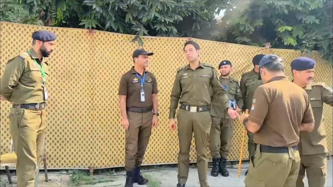 DIG Operations briefing officers at Gaddafi Stadium
