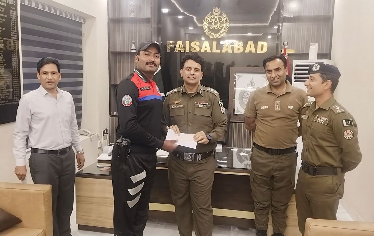 CPO hands a certificate to a Dolphin Force member
