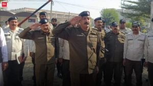Patrolling Police Faisalabad charge: new SP salutes officers at ceremony.