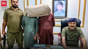 Madina Town police with arrested suspects and recovered gold jewellery Faisalabad
