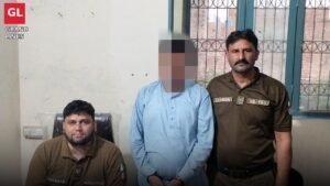 Faisalabad police with arrested suspect in Chak Jhumra