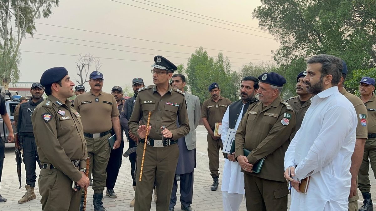 RPO Faisalabad briefs DPO Jhang Sajid Hussain and other officers during the visit