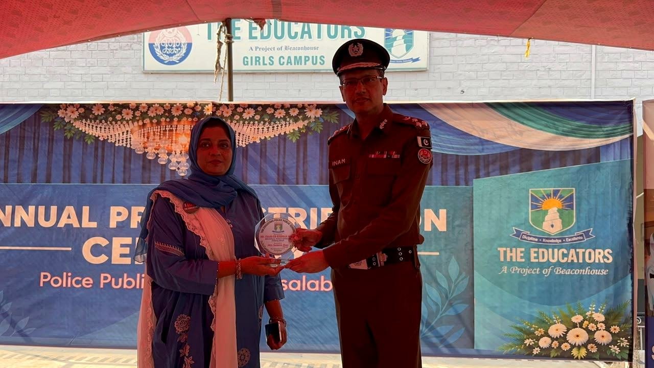 Principal Samira Ilyas presenting a commemorative shield to RPO Faisalabad Inam-ur-Rehman Malik