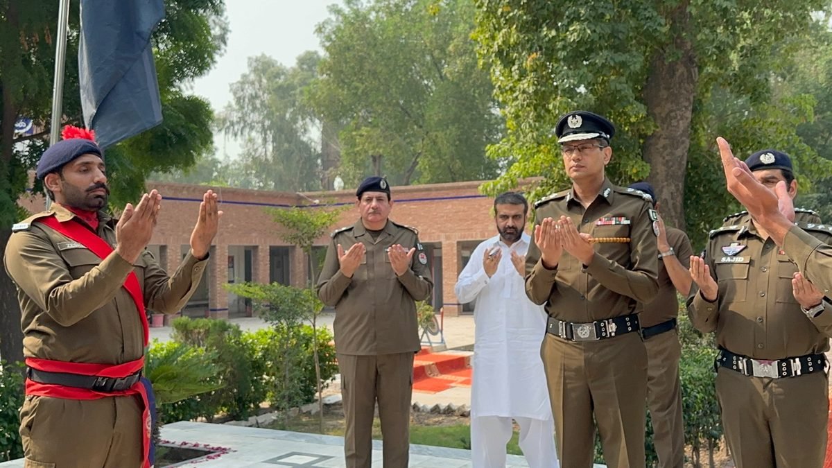 RPO Faisalabad offers prayers at the martyrs' memorial in Jhang