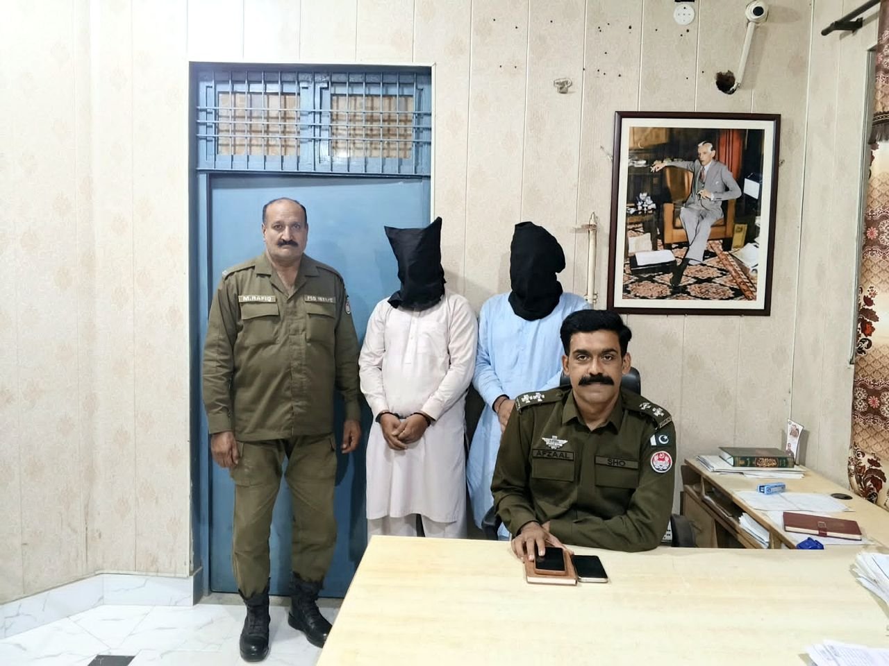 Thikriwala police with arrested proclaimed offenders