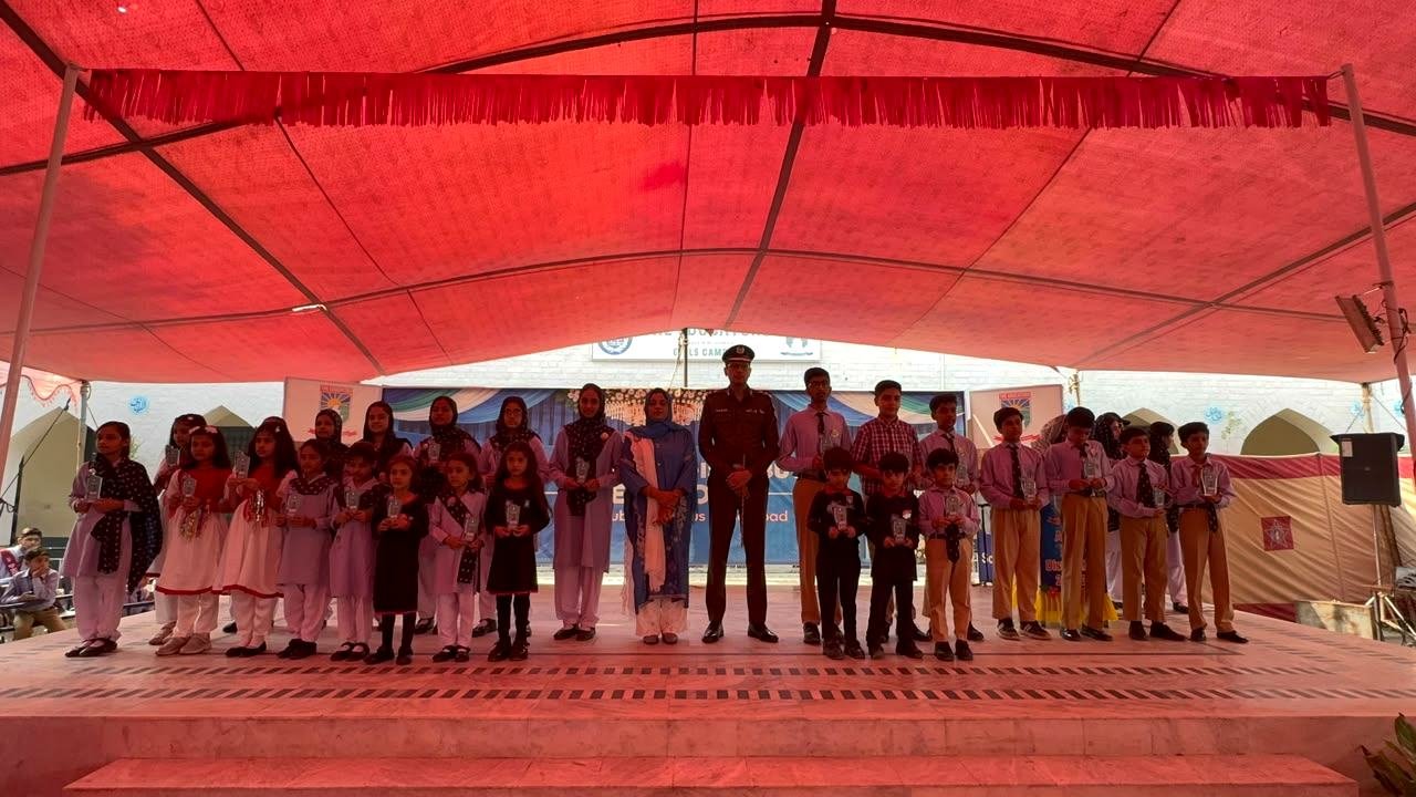 Position holder students with RPO Faisalabad Inam-ur-Rehman Malik and the school principal at Police Public School Faisalabad