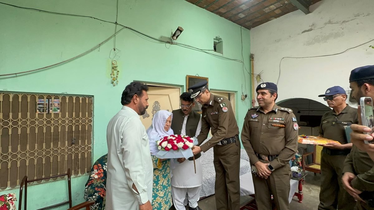 RPO Faisalabad presents a bouquet to the mother of martyred Constable Nasir Iqbal
