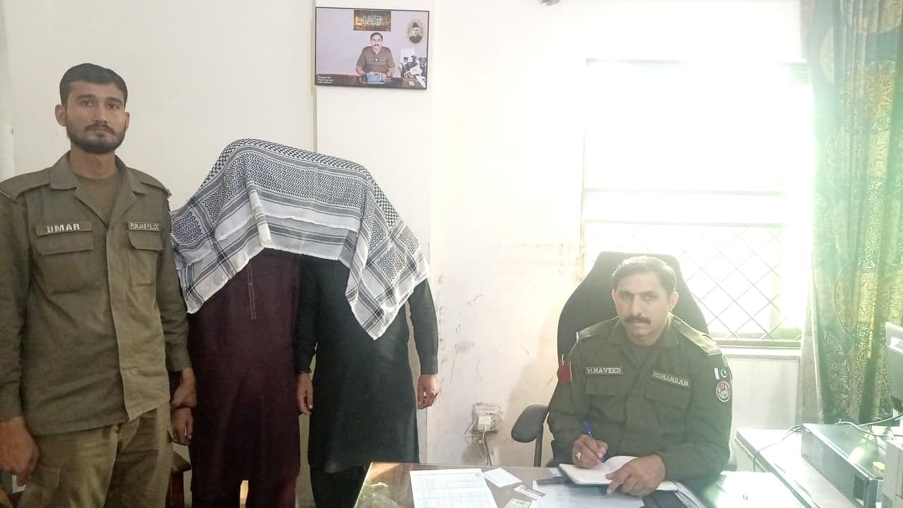 Faisalabad police with arrested suspects