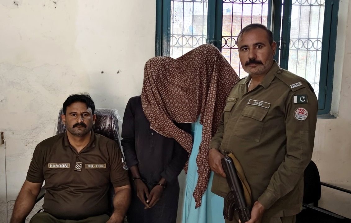 Faisalabad police with arrested suspects