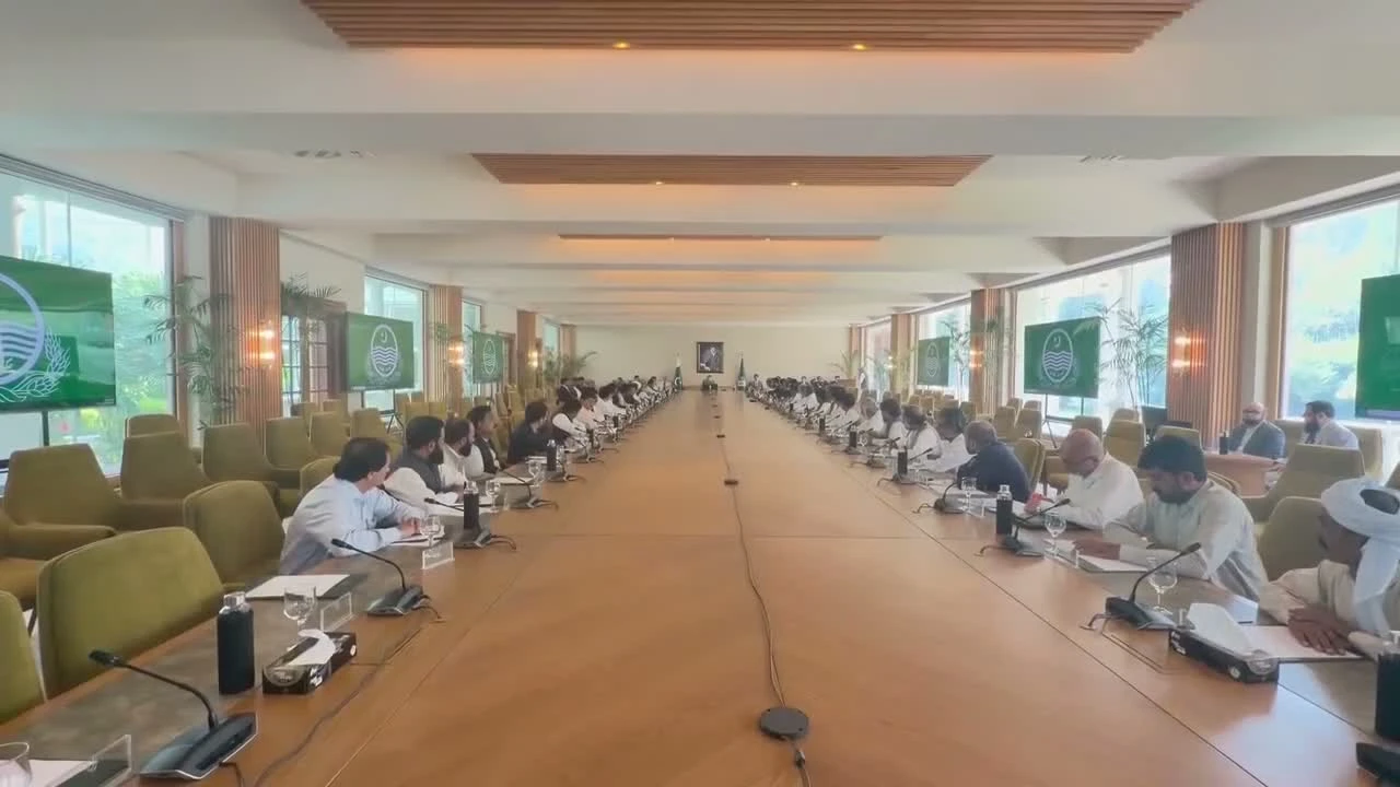Punjab farmers meeting: Chief Minister meets farmer delegations in a Lahore hall. Punjab farmers meeting: Chief Minister meets farmer delegations in a Lahore hall.