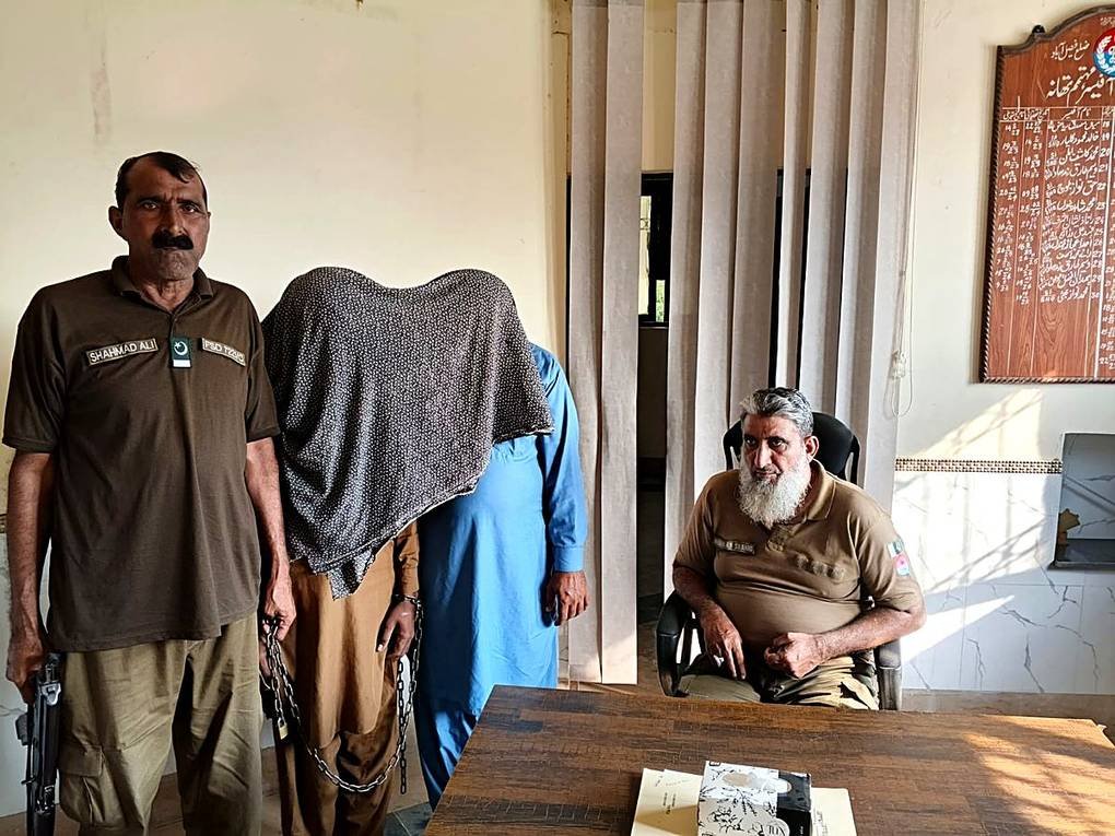 Two suspects in chains after their arrest by Faisalabad police