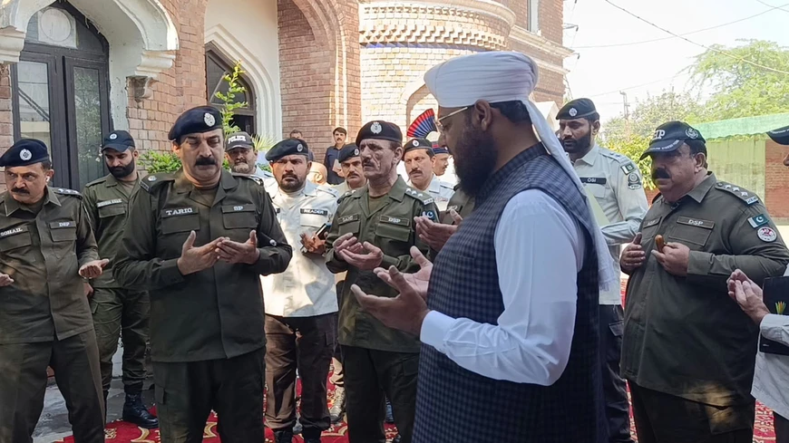 Patrolling Police Faisalabad charge: officers offer prayers with guests. Patrolling Police Faisalabad charge: officers offer prayers with guests.