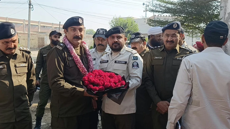 Patrolling Police Faisalabad charge: SP receives flower bouquet on arrival. Patrolling Police Faisalabad charge: SP receives flower bouquet on arrival.