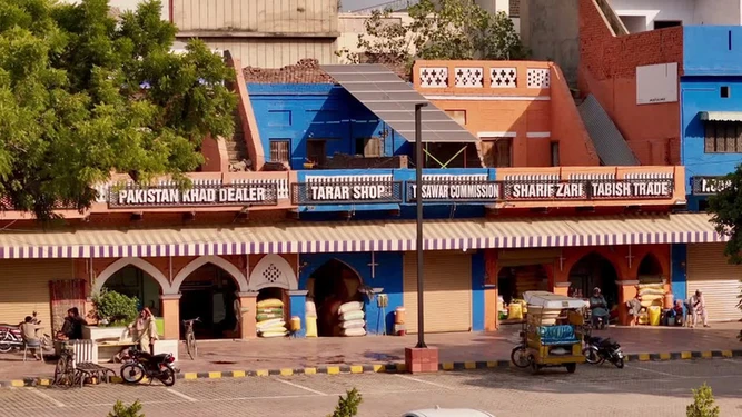 Mandi Bahauddin Ghalla Mandi: shops and street after beautification. Mandi Bahauddin Ghalla Mandi: shops and street after beautification.