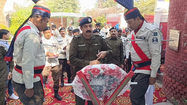 Patrolling Police Faisalabad charge: SP lays wreath at martyrs memorial. Patrolling Police Faisalabad charge: SP lays wreath at martyrs memorial.