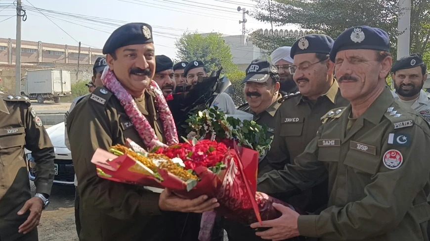 Patrolling Police Faisalabad charge: officers present bouquet to new SP. Patrolling Police Faisalabad charge: officers present bouquet to new SP.