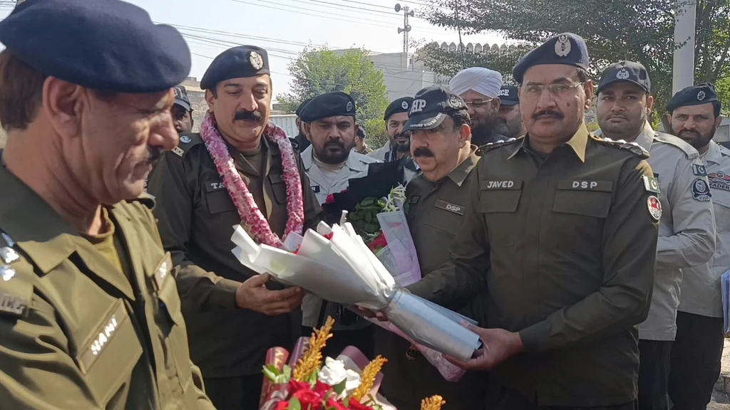 Patrolling Police Faisalabad charge: SP accepts bouquet from officers. Patrolling Police Faisalabad charge: SP accepts bouquet from officers.