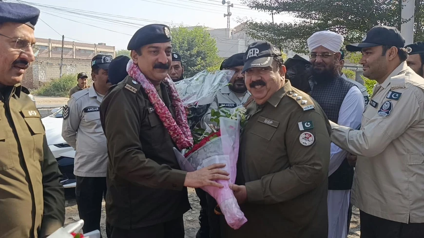 Patrolling Police Faisalabad charge: DSP presents bouquet to new SP. Patrolling Police Faisalabad charge: DSP presents bouquet to new SP.