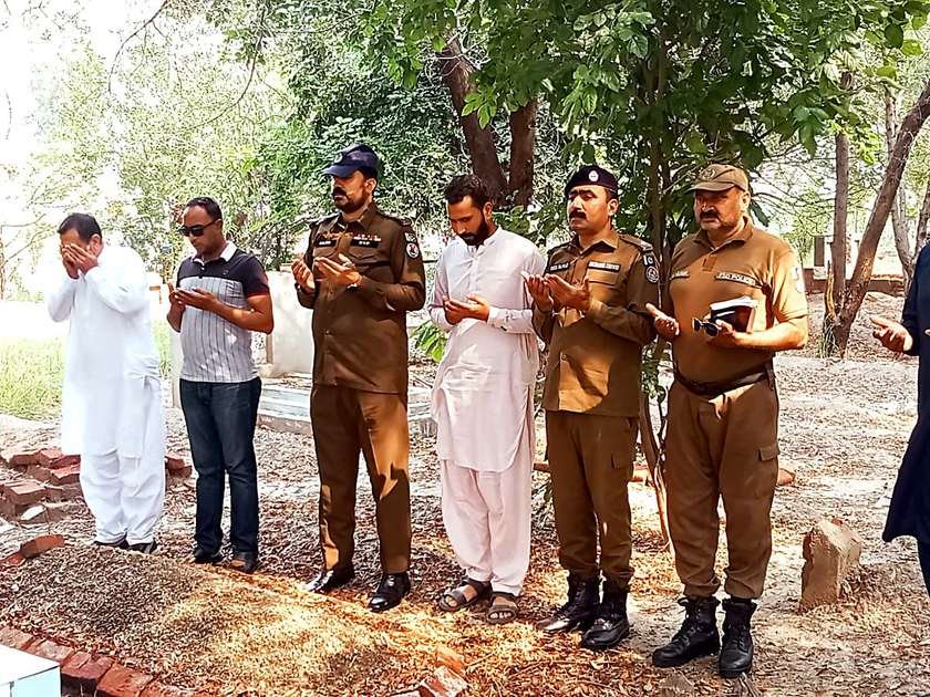 Police officials and citizens offering Fateha at the grave of martyred Constable Munir Ahmed