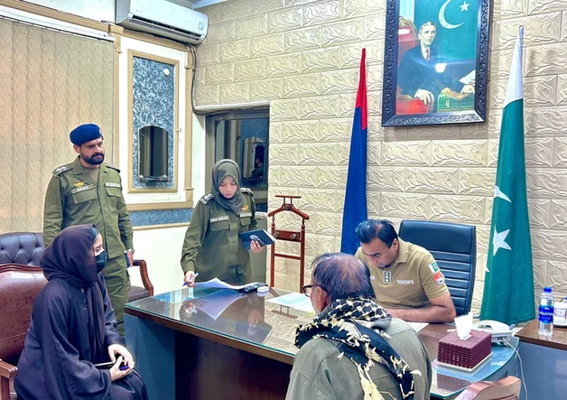 Faisalabad open court: SSP hears citizens complaints at office. Faisalabad open court: SSP hears citizens complaints at office.