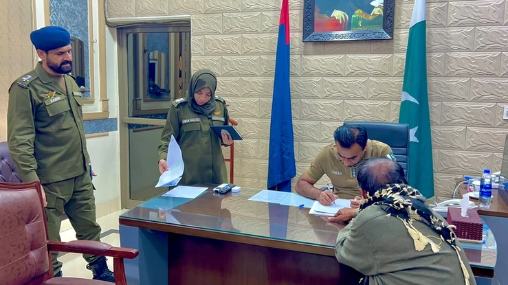 Faisalabad open court: woman officer presents case file to SSP. Faisalabad open court: woman officer presents case file to SSP.