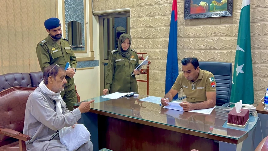 Faisalabad open court: citizen presents complaint to SSP Operations. Faisalabad open court: citizen presents complaint to SSP Operations.