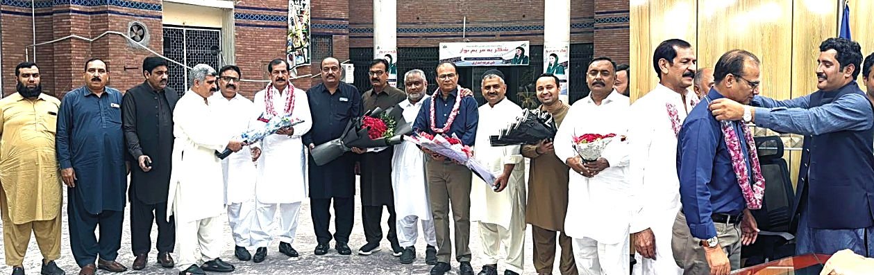 Chief Officer Usman Ghani and municipal officers at the farewell ceremony in Faisalabad