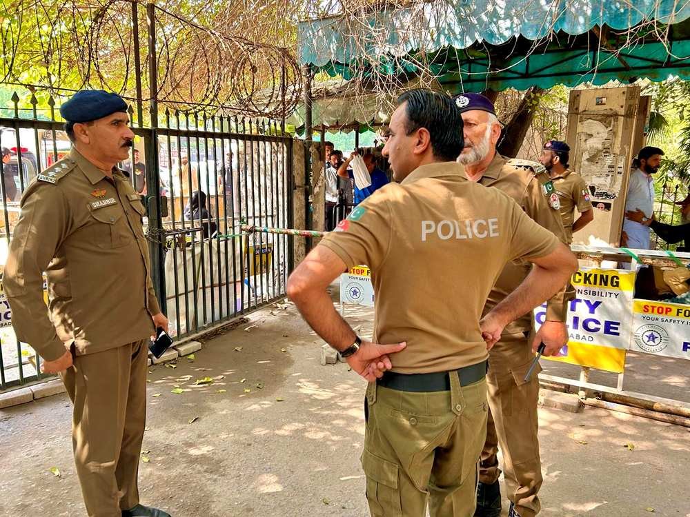 SSP court security Faisalabad: SSP inspects a courts checkpoint