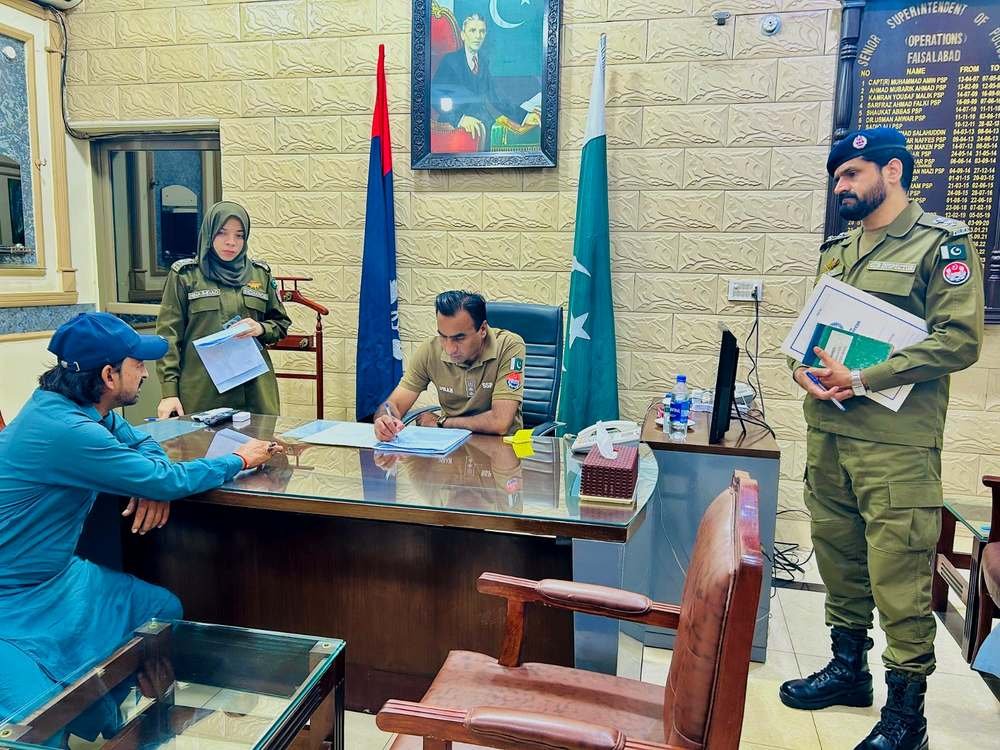 SSP court security Faisalabad: SSP hears a visitor at the open court