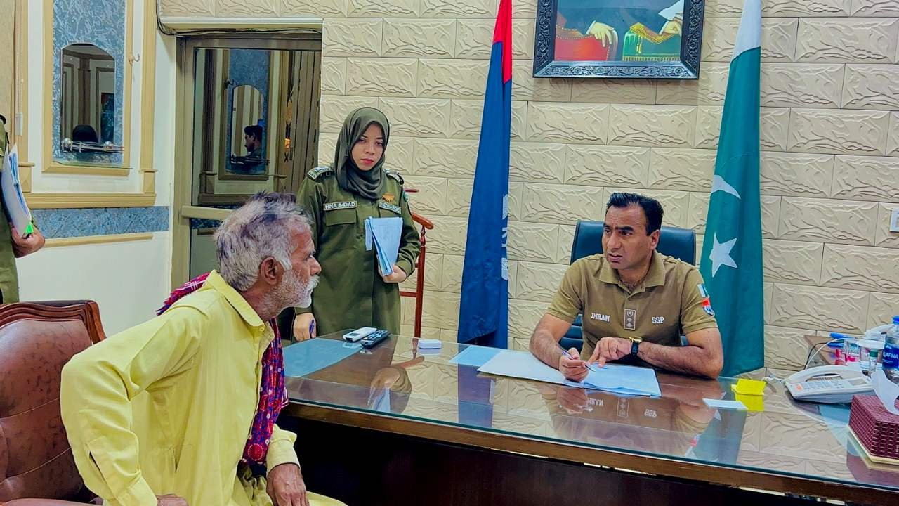 SSP court security Faisalabad: SSP hears an elderly visitor at the open court
