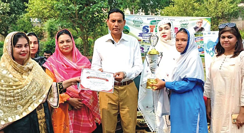 CEO Education Rao Abdul Karim distributes prizes among STEAM Competition position holders in Faisalabad